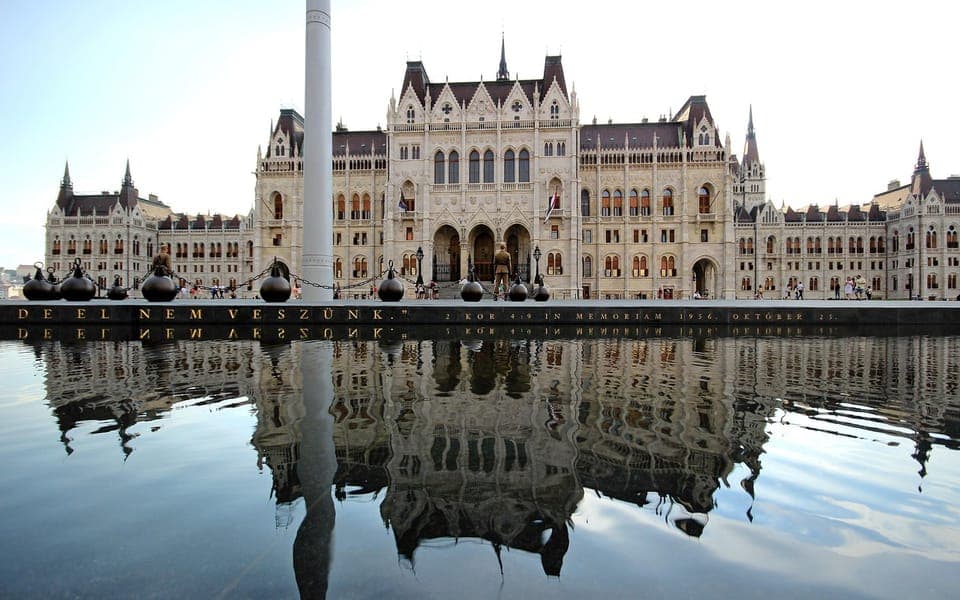 Le Parlement hongrois au bord du Danube à Budapest