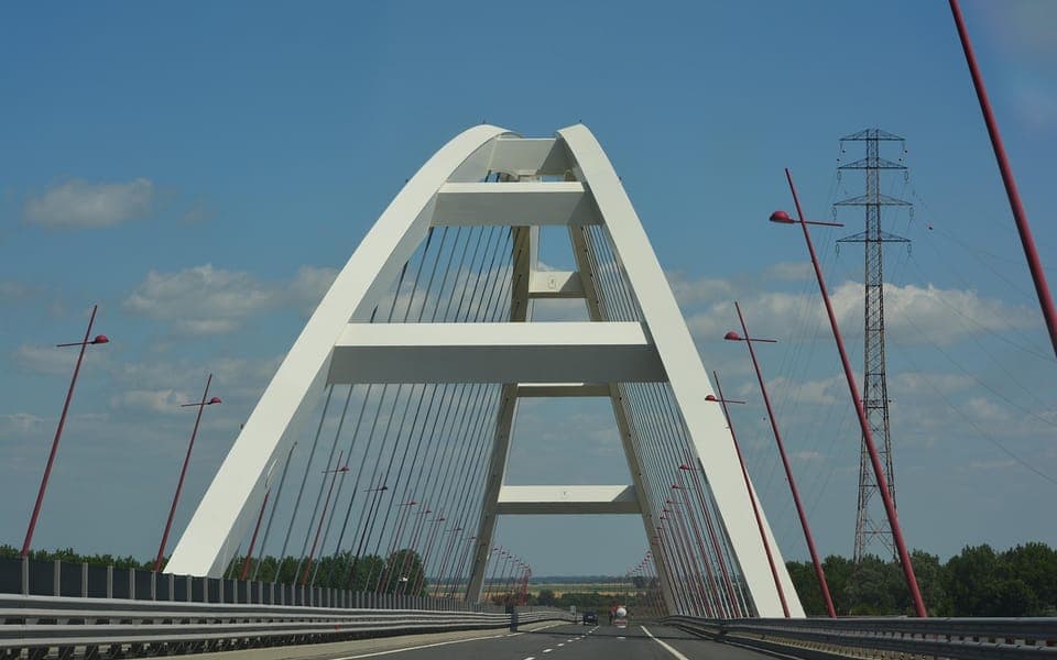Pont de Pentele sur le Danube, en Hongrie