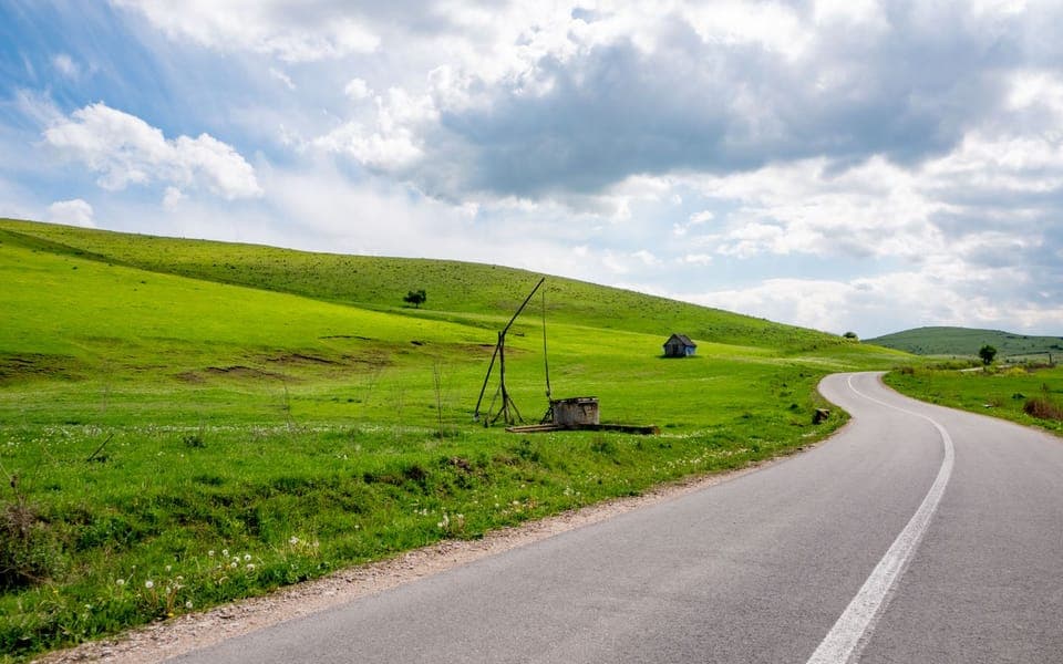 Route traversant une campagne verdoyante