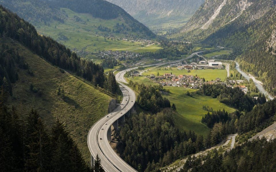 Autoroute dans une vallée alpine