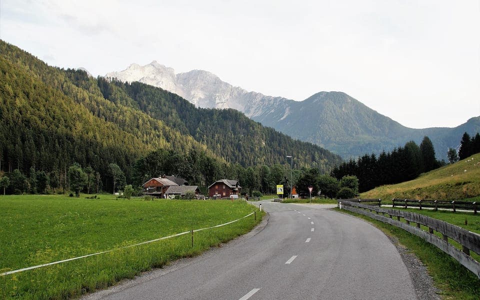 Route de montagne à Jezersko, dans les Alpes slovènes
